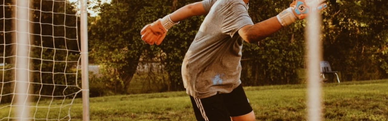 Junge beim Fußballspielen